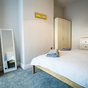 https://spacious-modern-4-bed-house-close-to-city-centre.hotelsin-chester.com